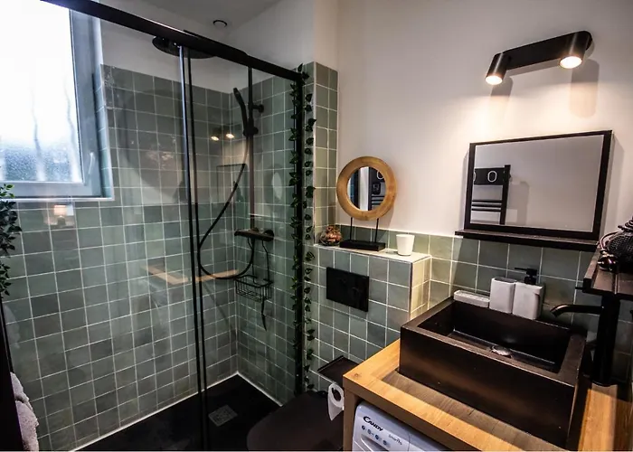 Jungle - Jardin, Netflix Et Parking - Le Manoir Aux Pommes Orbec